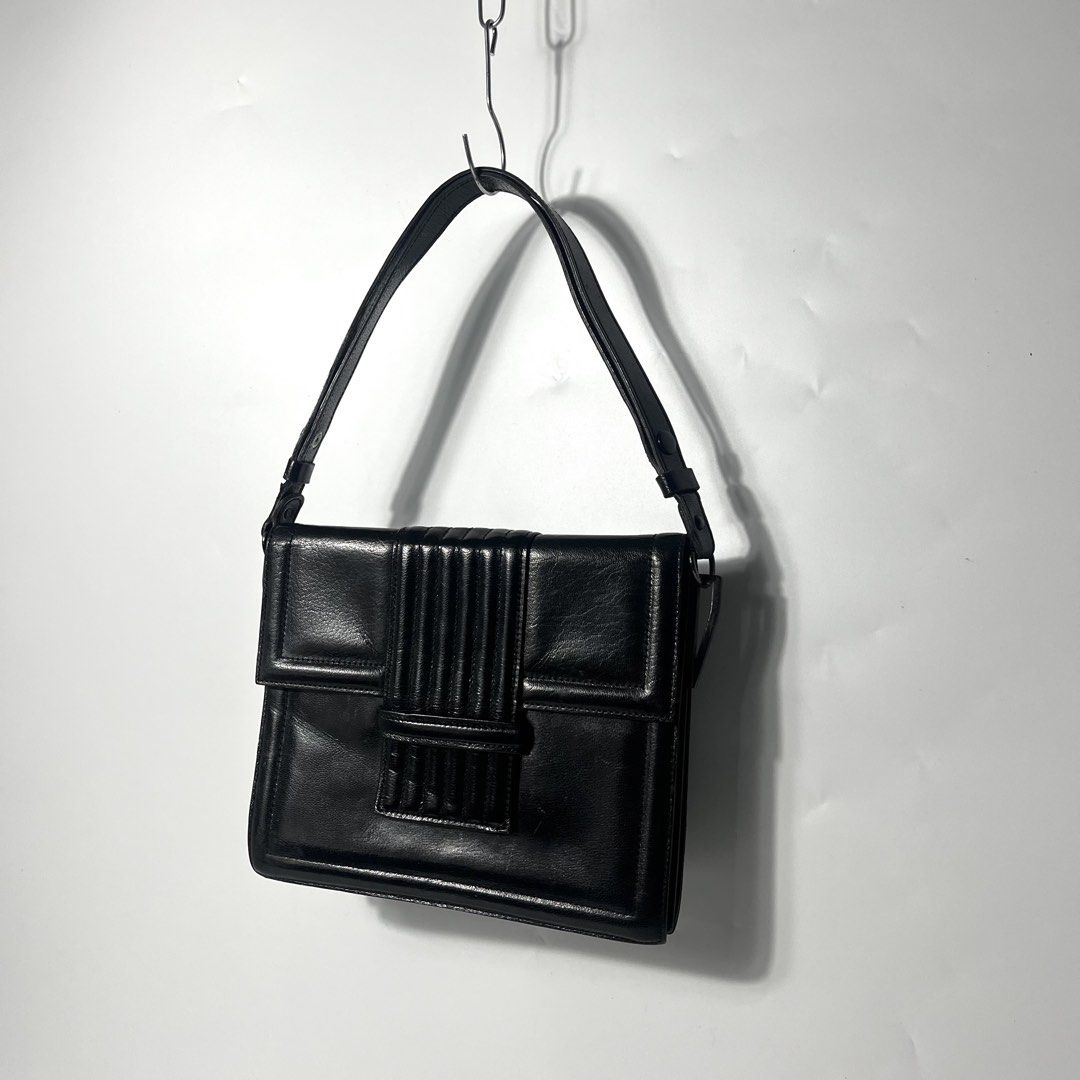 YVES SAINT LAURENT Vintage Leather Shoulder Bag (Category: Luxury Bags & Wallets) located in Bulacan. Submitted by vanitylab (Listing ID 1430114671, Image 1). Description: 9 W x 71/2 L.