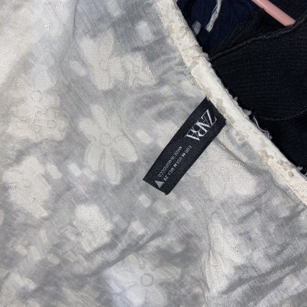 Zara Floral Puff Sleeve Blouse (Category: Blouses) located in Iligan City. Submitted by dddbq (Listing ID 1430197946, Image 3). Description: Wore once only.