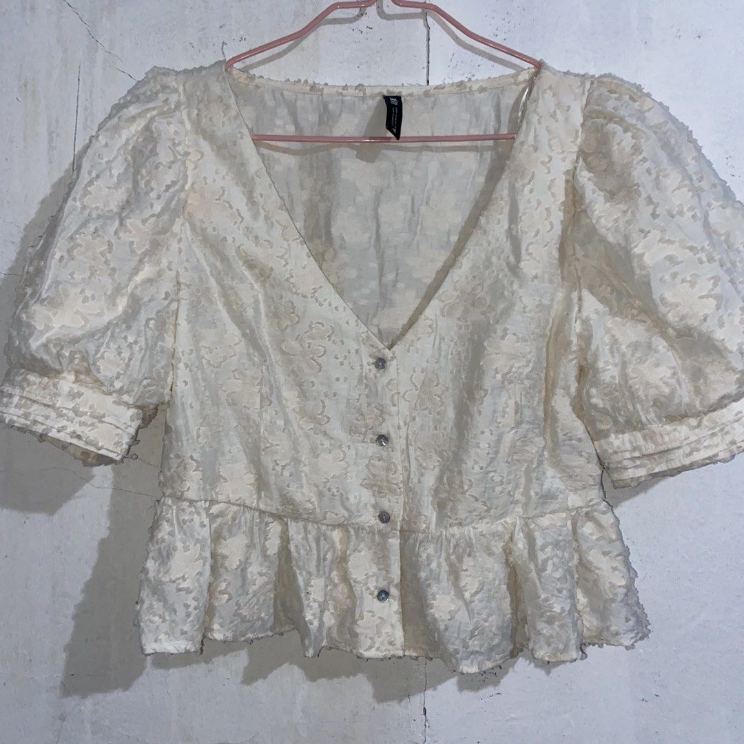 Zara Floral Puff Sleeve Blouse (Category: Blouses) located in Iligan City. Submitted by dddbq (Listing ID 1430197946, Image 1). Description: Wore once only.