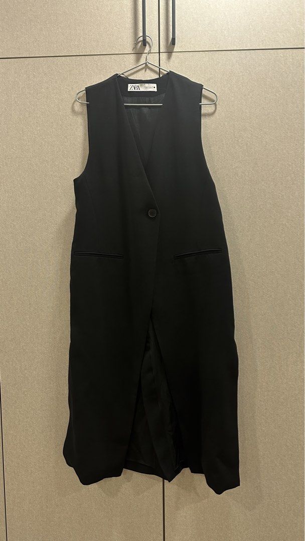 ZARA Long Black Buttoned Waistcoat / Vest (Category: Coats, Jackets and Outerwear) located in San Juan City. Submitted by quickdolphin.0fab36 (Listing ID 1430144630, Image 1). Description: .
