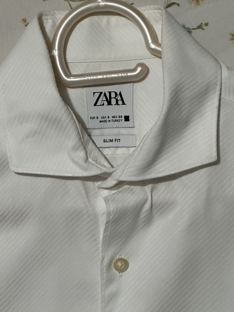 Zara Slim Fit White Shirt (Category: Formal Shirts) located in Manila. Submitted by p2129_ (Listing ID 1430074643, Image 3). Description: Zara Man longsleeves white Small Pit to pit: 19 inches Length: front 28.5 back 29 inches Buttons are complete #zara #uniqlo #longsleeves.