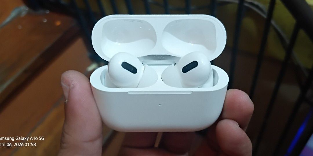 Airpods pro rush (Category: Earphones) located in Manila. Submitted by keenstorm_baabb3 (Listing ID 1430394587, Image 3). Description: Airpods pro solid na pang soundtrips paps . May kasama na jelly case ..