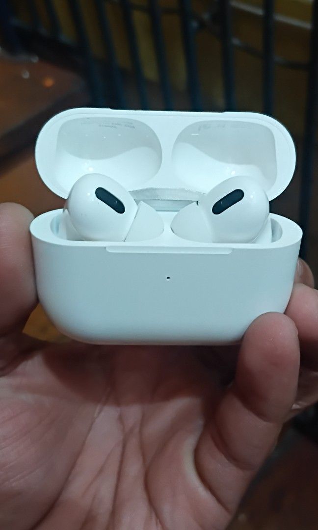 Airpods pro rush (Category: Earphones) located in Manila. Submitted by keenstorm_baabb3 (Listing ID 1430394587, Image 2). Description: Airpods pro solid na pang soundtrips paps . May kasama na jelly case ..