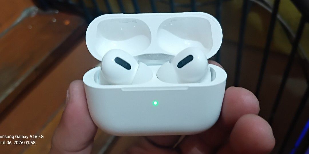 Airpods pro rush (Category: Earphones) located in Manila. Submitted by keenstorm_baabb3 (Listing ID 1430394587, Image 1). Description: Airpods pro solid na pang soundtrips paps . May kasama na jelly case ..