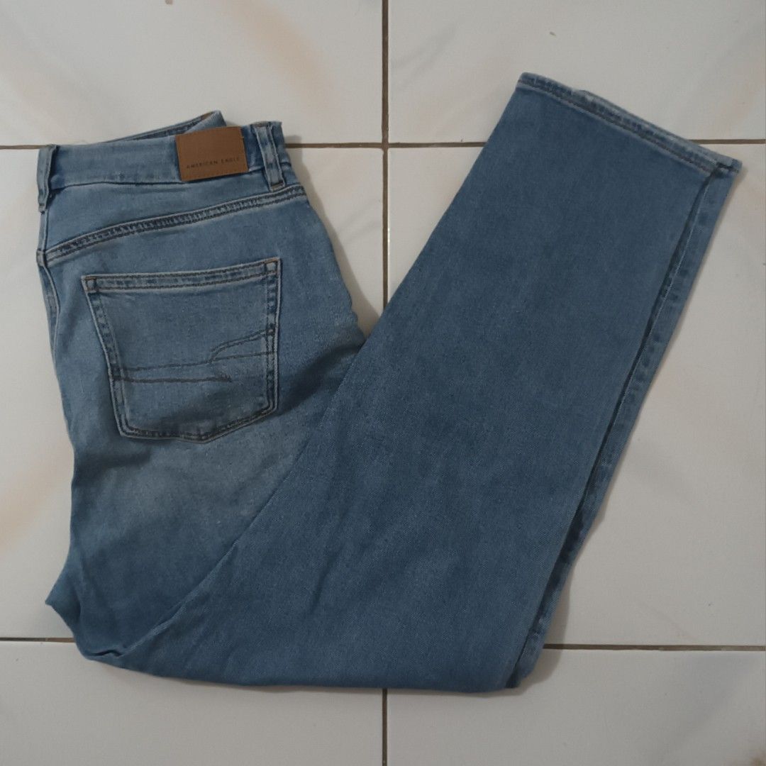 American Eagle Mom Jeans (Category: Jeans) located in Manila. Submitted by ndmc_ (Listing ID 1430325465, Image 1). Description: American Eagle Stretch Mom Jeans Size 6 (Waist 28).