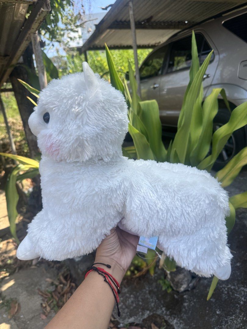 Amuse Alpacasso Jumbo Plush Tissue Cover (Category: Plushies & Soft Toys) located in Antipolo. Submitted by bhabiegraciefashionlab (Listing ID 1430327717, Image 3). Description: - Amuse Alpacasso Jumbo Plush Tissue Cover - Adorable white alpaca design - Soft and fluffy material - Designed to hold tissue boxes.