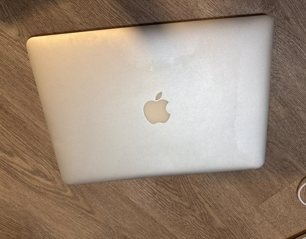 Apple MacBook Air (13-inch, 2017)420600944988016641