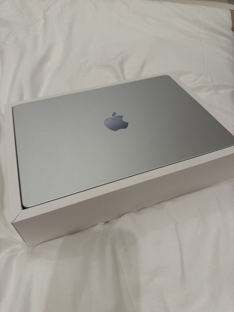Brad new Apple MacBook Pro 14-inch M5 Chip - Silver420594502662236161