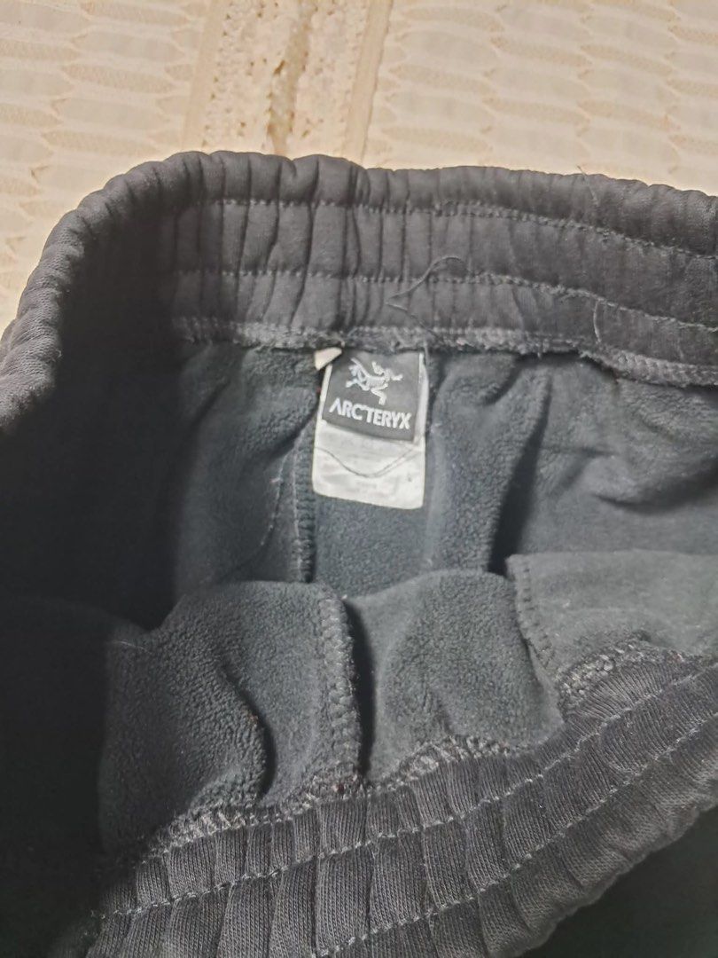 Arc'teryx Black Sweatpants (Category: Joggers) located in Baguio. Submitted by padisellsz (Listing ID 1430271694, Image 3). Description: Black Arc'teryx sweatpants. Very good condition No issues Features the Arc'teryx logo on the front. Made of 100% cotton. The waist size is between 26-36 inches, and the length is 37 inches. Made in China..