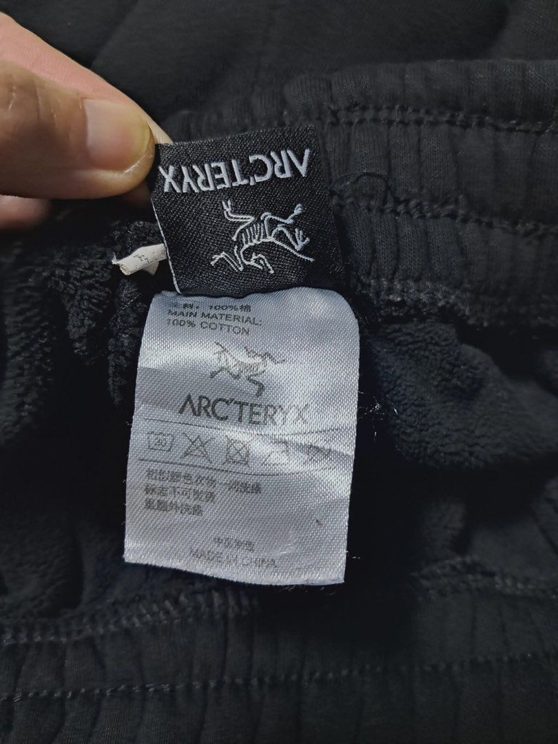 Arc'teryx Black Sweatpants (Category: Joggers) located in Baguio. Submitted by padisellsz (Listing ID 1430271694, Image 2). Description: Black Arc'teryx sweatpants. Very good condition No issues Features the Arc'teryx logo on the front. Made of 100% cotton. The waist size is between 26-36 inches, and the length is 37 inches. Made in China..