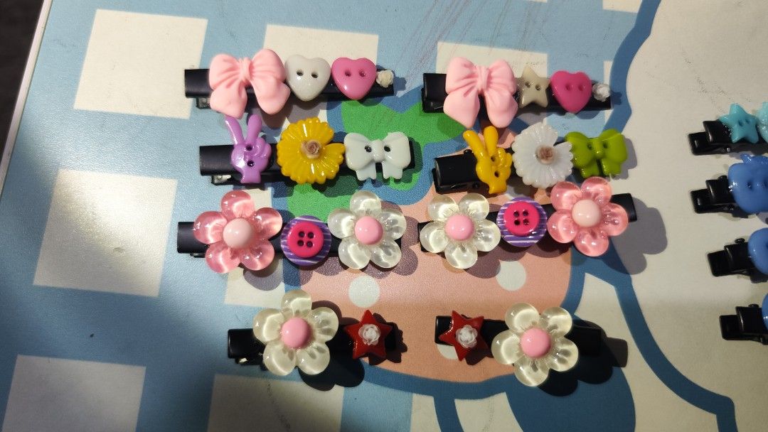 Assorted Decorative Hair Clips (Category: Hair Accessories) located in Cavite. Submitted by nesstuffandeverything (Listing ID 1430400030, Image 2). Description: pairs 50 small hairlclip 25 each.