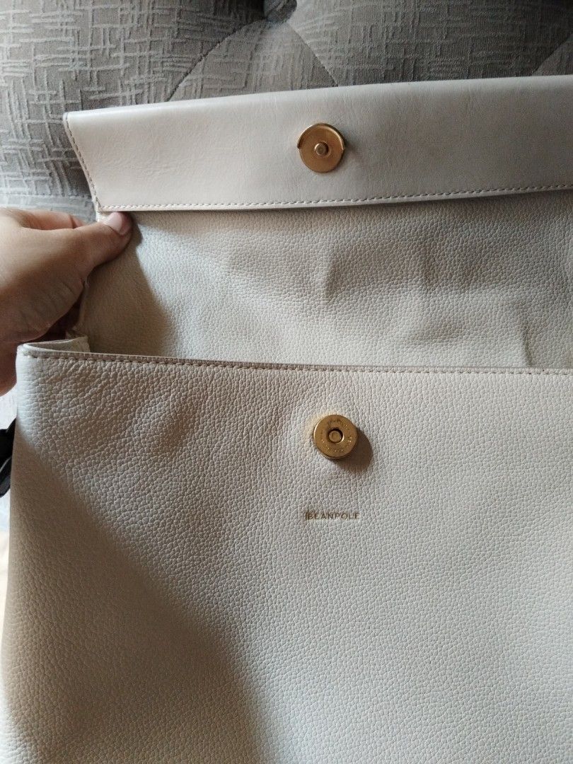 Beanpole Off white and Black Handbag (Category: Luxury Bags & Wallets) located in Quezon City. Submitted by V_Cl0set (Listing ID 1430228211, Image 2). Description: Original Beanpole genuine off white leather in very good condition must buy!.