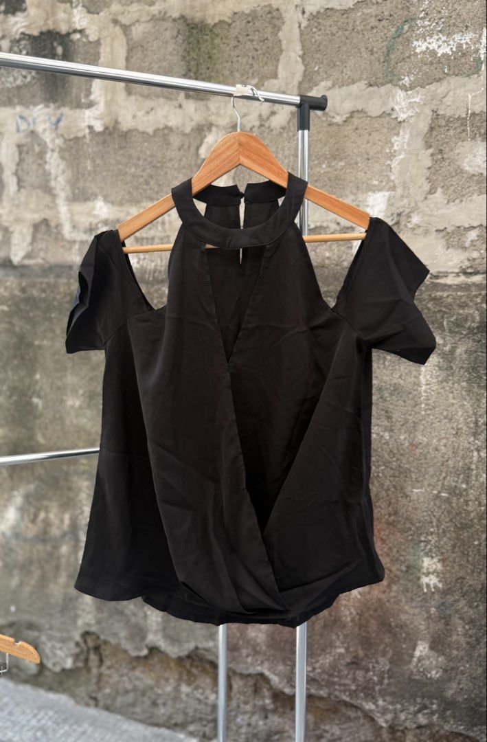 Black Halter Neck Top (Category: Sleeveless) located in Marikina City. Submitted by peppermint101 (Listing ID 1430377356, Image 1). Description: Size: Large with ziplock.