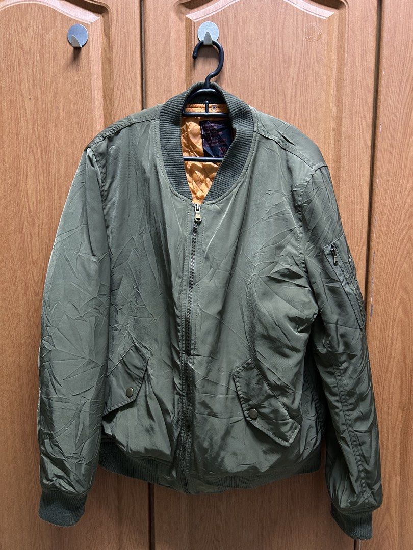 Bomber jacket (Category: Coats, Jackets and Outerwear) located in Johor Bahru. Submitted by sandstones_bundle (Listing ID 1430400321, Image 1). Description: Bomber jacket Condition mantep Pit 21/25 Pape wasep 013999empattujuh80.