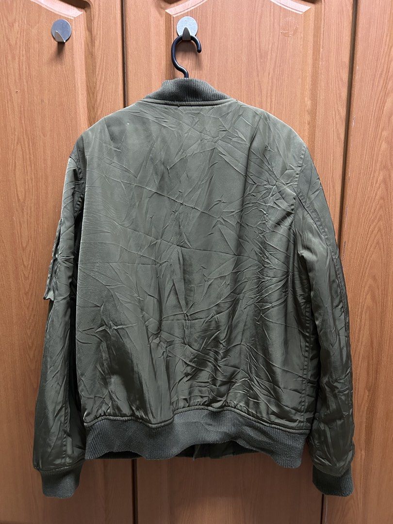 Bomber jacket (Category: Coats, Jackets and Outerwear) located in Johor Bahru. Submitted by sandstones_bundle (Listing ID 1430400321, Image 2). Description: Bomber jacket Condition mantep Pit 21/25 Pape wasep 013999empattujuh80.