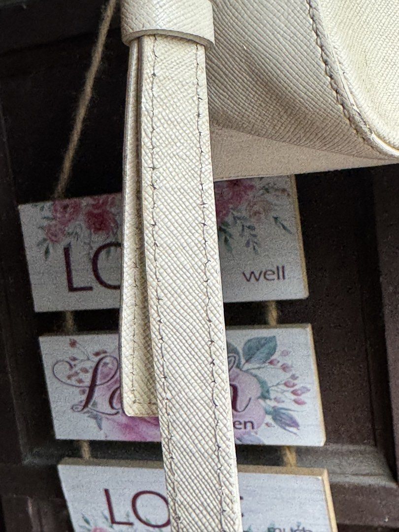 Carlyn Bag (Category: Luxury Bags & Wallets) located in Pontevedra. Submitted by thriftermiles19 (Listing ID 1430293409, Image 3). Description: From ukay.