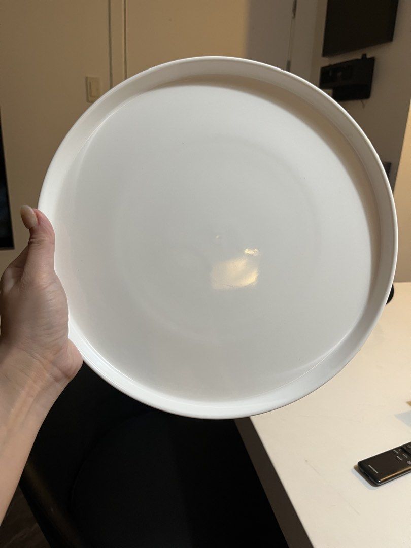 Classic restaurant like. White Round Plate (Category: Dinnerware & Cutlery) located in Makati City. Submitted by GoddessCloset (Listing ID 1430330171, Image 2). Description: SET OF 4 for only 650.