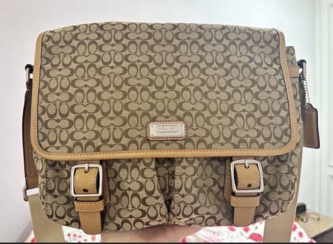 Coach Signature Messenger Bag (Category: Luxury Bags & Wallets) located in Manila. Submitted by jngrc (Listing ID 1430224086, Image 1). Description: Authentic and negotiable.