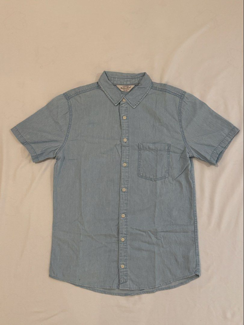 Cotton On Light Blue Shirt - XS (Category: Tshirts & Polo Shirts ) located in Paranaque City. Submitted by anmangle (Listing ID 1430219351, Image 1). Description: Size: XS * W: 19” * L: 26” Color: Light Blue Pre-loved Issue: Old RFS: decluttering Shipping only 🛵 PM for more details 📩 [Carousell-generated description] • Light blue denim shirt from Vintage Re-Mastered. • Features a button-down front, short sleeves, and a single chest pocket. • Th