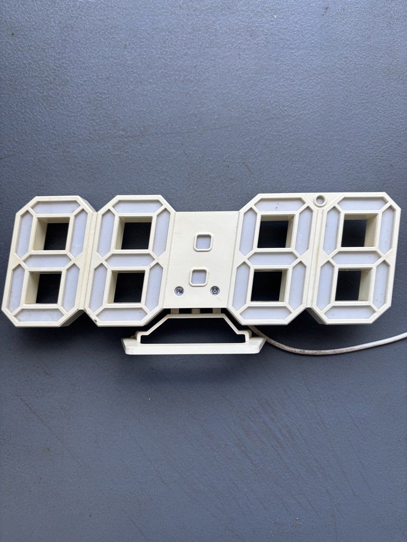 Digital LED Clock (USB Type Connection) (Category: Clocks) located in Calamba. Submitted by zujgaragesale (Listing ID 1430228182, Image 2). Description: ✅Brightness 90% ✅Item Color: White 60% ✅3 sets of timer 🇵🇭Calamba City, Laguna.