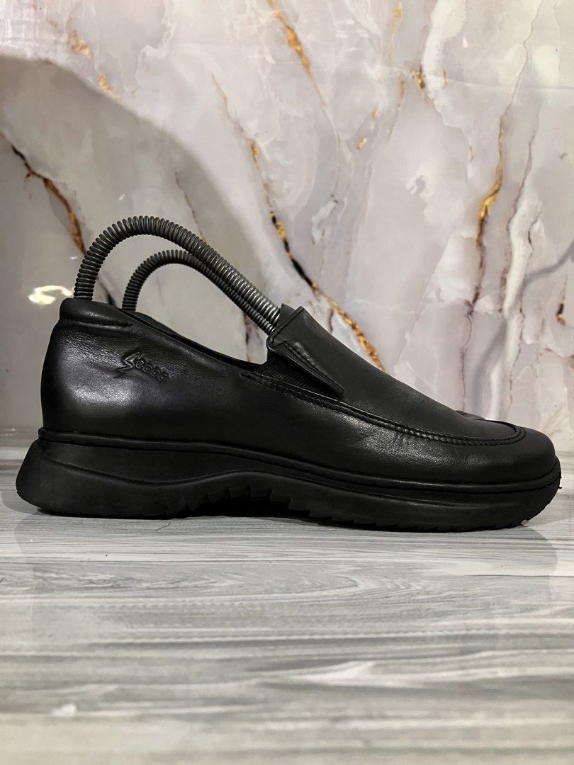 Ecco Black Leather Slip-on Shoes (Category: Loafers) located in General Mariano Alvarez. Submitted by adonid (Listing ID 1430261909, Image 1). Description: ECCO BLACK LEATHER SHOES ORIGINAL BLACK LEATHER SHOES GOOD CONDITION NORMAL SIGN OF USAGE ONLY SIZE 6 WOMEN.