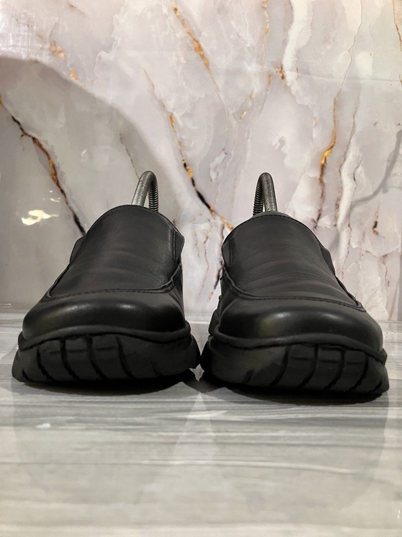 Ecco Black Leather Slip-on Shoes (Category: Loafers) located in General Mariano Alvarez. Submitted by adonid (Listing ID 1430261909, Image 3). Description: ECCO BLACK LEATHER SHOES ORIGINAL BLACK LEATHER SHOES GOOD CONDITION NORMAL SIGN OF USAGE ONLY SIZE 6 WOMEN.