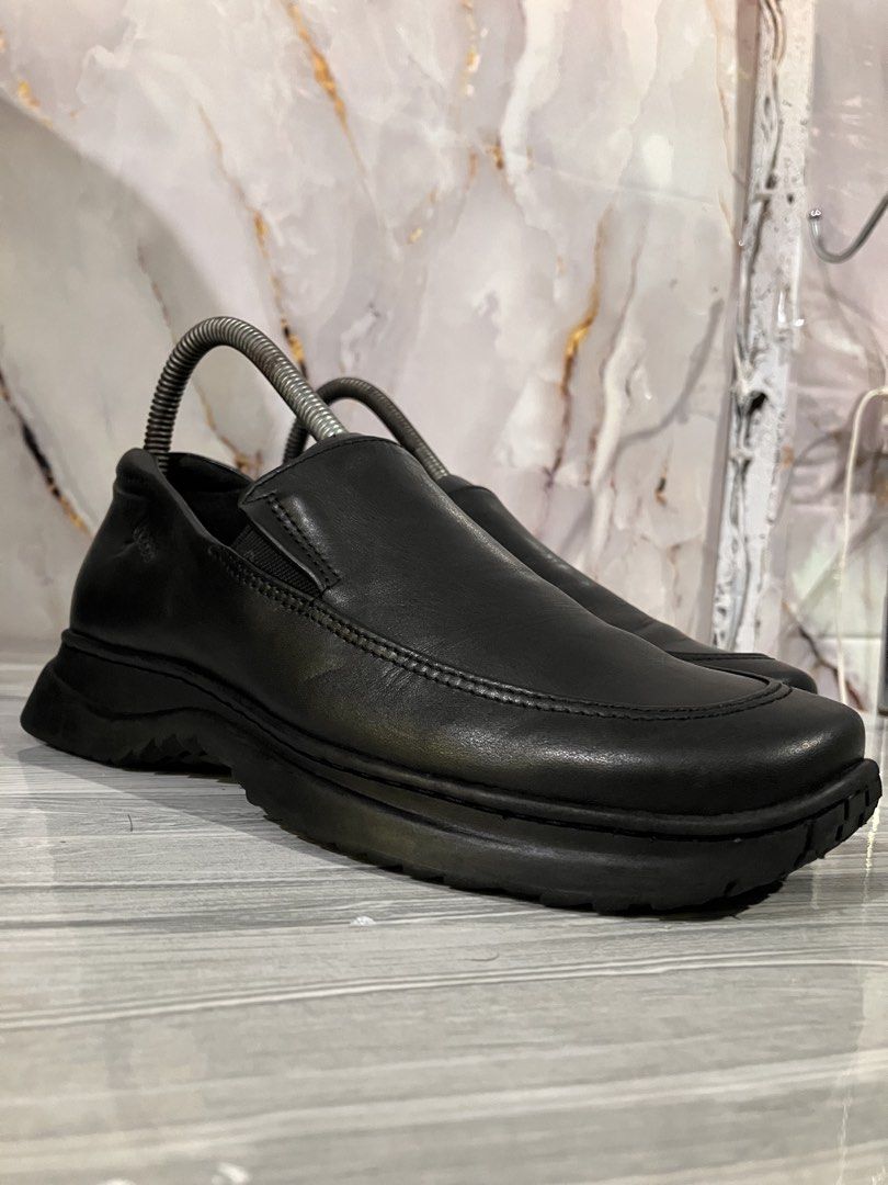 Ecco Black Leather Slip-on Shoes (Category: Loafers) located in General Mariano Alvarez. Submitted by adonid (Listing ID 1430261909, Image 2). Description: ECCO BLACK LEATHER SHOES ORIGINAL BLACK LEATHER SHOES GOOD CONDITION NORMAL SIGN OF USAGE ONLY SIZE 6 WOMEN.