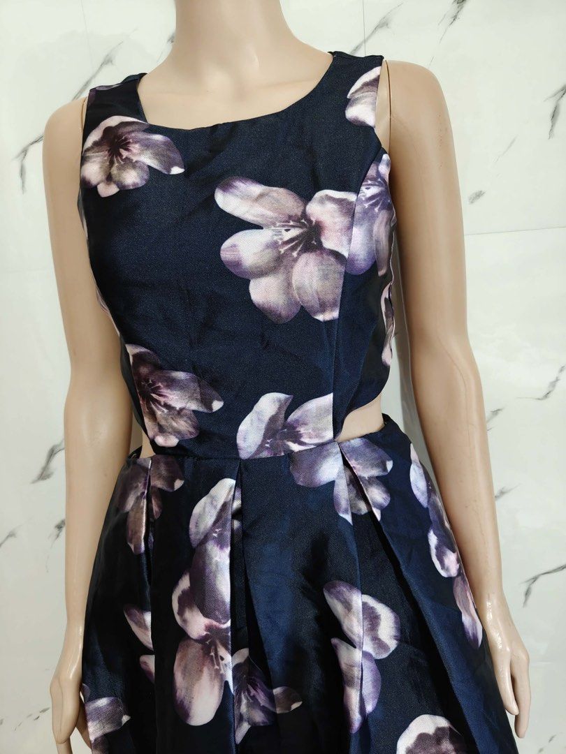 Floral Cut-out Dress (Category: Dresses) located in Cebu City. Submitted by vedazzle (Listing ID 1430252799, Image 3). Description: 📍Elegant dress featuring a navy blue background with large floral patterns. 📍It has a cutout design at the waist and a zipper closure at the back. 📍The dress has a sleeveless design and a pleated skirt. Perfect for special occasions..