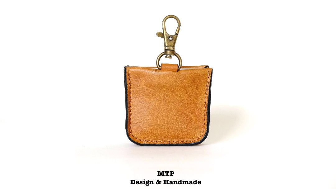 (免本地平郵運費)Handmade手工皮革散紙包| 鎖匙扣| 吊飾| 皮革小物 MTP Leather Coin Purse with Keychain （分類：文具及工藝 - 手作）位於 Hong Kong。 由 MTP.Leather 提交（商品編號 1430347176，圖片 3）。簡介： 1 產品﹕(免運費)Handmade手工皮革散紙包| 鎖匙扣| 吊飾| 皮革小物 2 對象﹕男女均可 3 攜帶方式﹕勾扣 4 Size(cm): 6w 5.5h 1d (詳細見圖8） 5 付款方法﹕FPS, ATM轉數 (先付60%訂金，尾數40%寄件時付) 6 制作方式﹕自家設計全人手制作 7 運送方式﹕免郵費，使用郵局易寄取。亦可於天水圍、南昌、旺角、奧運站親身交收。 8 訂做注意﹕上述標明的價錢只適用於如圖所示的皮料，如選擇其他皮料，最後價錢另外報價。 9 這不是一件快速時裝而是全人手制的真皮袋，花了相當多的時間、心機，所以希望買旳人是真心喜歡並用一輩子，所以只要能夠維修，又不涉及高成本，
