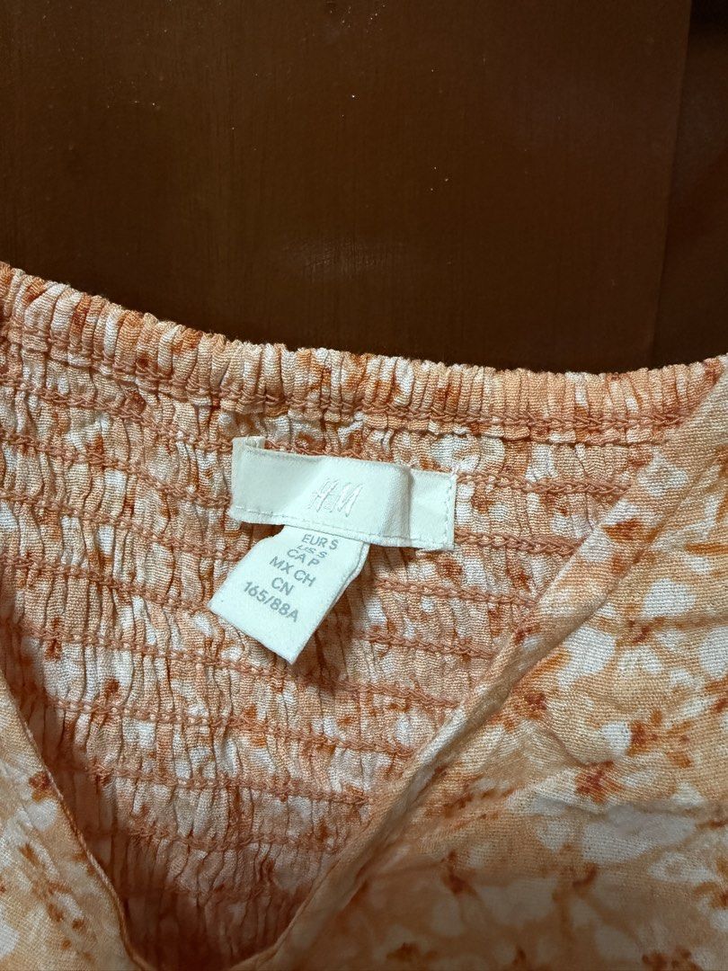 H&M Floral Top - Size S (Category: Blouses) located in Rizal. Submitted by miunicabella (Listing ID 1430341947, Image 2). Description: Dubai/Aussie Top.
