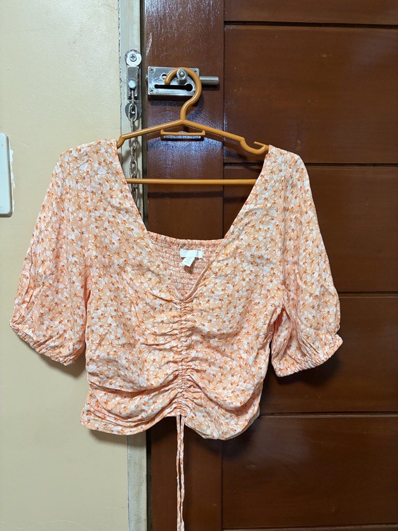 H&M Floral Top - Size S (Category: Blouses) located in Rizal. Submitted by miunicabella (Listing ID 1430341947, Image 1). Description: Dubai/Aussie Top.