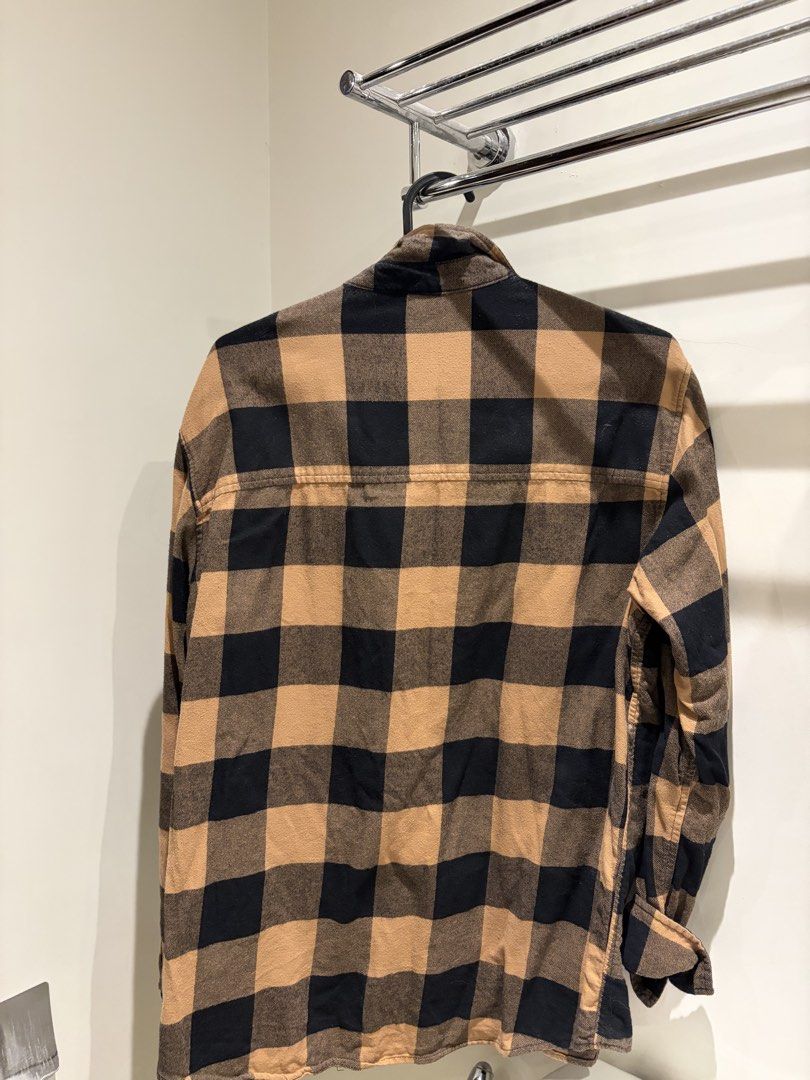 H&M Plaid Flannel Shirt (Category: Tshirts & Polo Shirts ) located in Pasig City. Submitted by xifyfinds (Listing ID 1430335834, Image 2). Description: Dimensions (inches) Length 27.5” Sleeve 24” Chest 19” - Delivery c/o buyer. Payment before release - Mop GCash/COD/Bank Transfer.