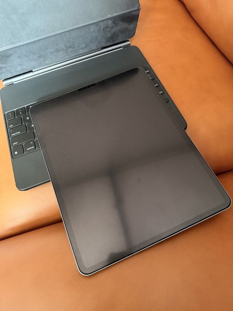 Ipad Pro 12.9 inch 4th generation 256 gn with magic keyboard447228467185592320