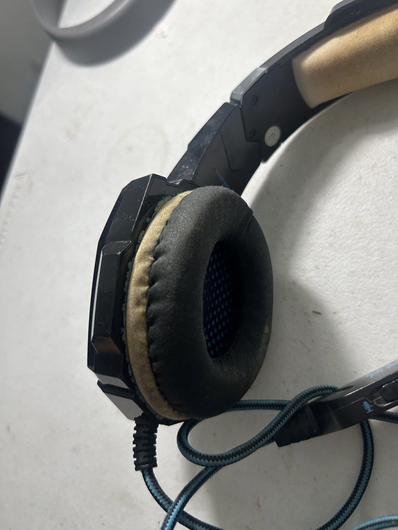 Kotion Each Gaming Headset G9000 (Category: Headphones & Headsets) located in Las Pinas. Submitted by l0vewave (Listing ID 1430364955, Image 3). Description: Kotion Each G9000 Headphones ⭐️ signs of usage ⭐️ natanggal na yung leather sa head area ⭐️ working all parts ⭐️ issue: minsan nagloloko yung wire ⭐️ rfs: decluttering ⭐️ ₱200 but negotiable 📍 bf resort village, las piñas city.
