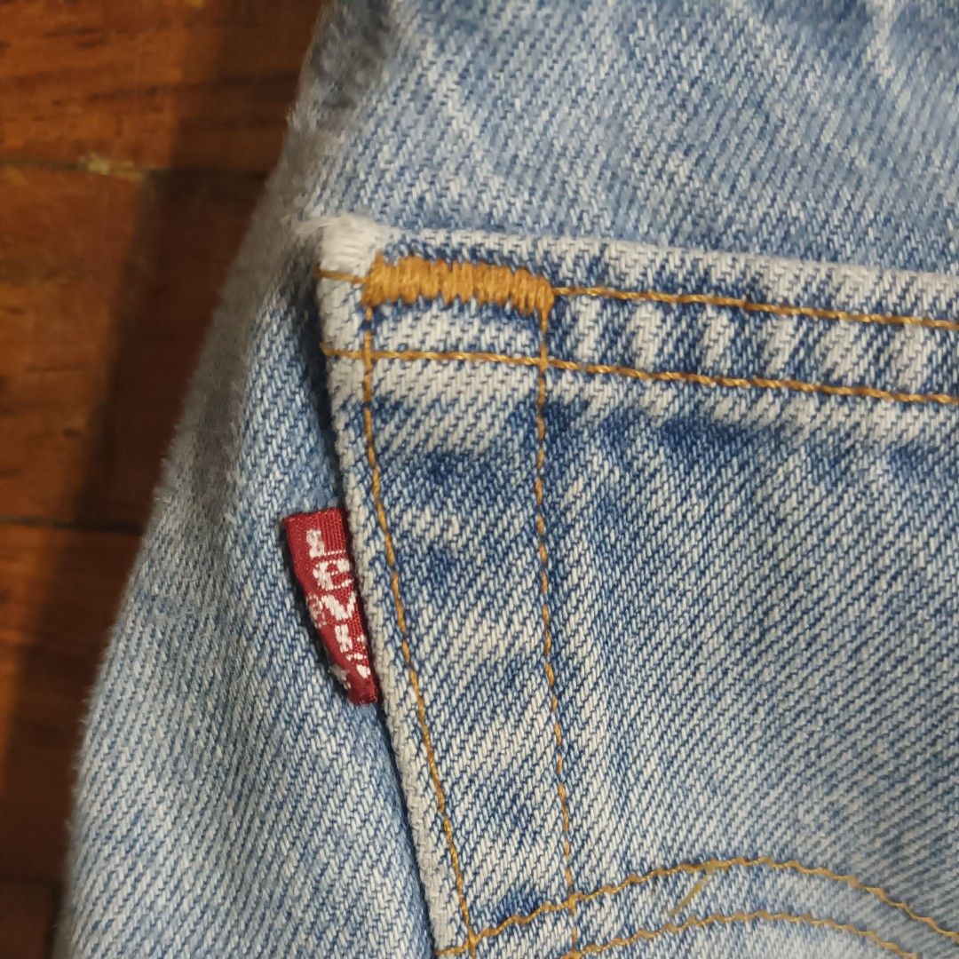 Levi's Light Wash Jeans (Category: Jeans) located in Manila. Submitted by ndmc_ (Listing ID 1430333309, Image 2). Description: Levi's Light Wash Jeans Slightly tapered Size 28.