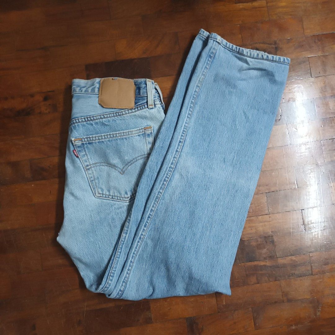Levi's Light Wash Jeans (Category: Jeans) located in Manila. Submitted by ndmc_ (Listing ID 1430333309, Image 1). Description: Levi's Light Wash Jeans Slightly tapered Size 28.