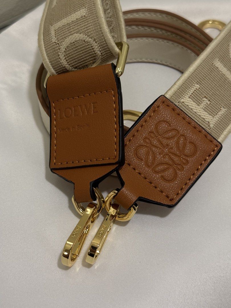 Loewe Puzzle Taupe in Small (Category: Luxury Bags & Wallets) located in Manila. Submitted by cldluxefinds (Listing ID 1426153170, Image 2). Description: - Authentic and no issue - 100% brand new - Bought in Hong Kong - Inclusion: Box, dust bag, 2 straps - Size: 24 cm, 2 available colors (check my other listing); Both are neutral colors - white / cream /beige.