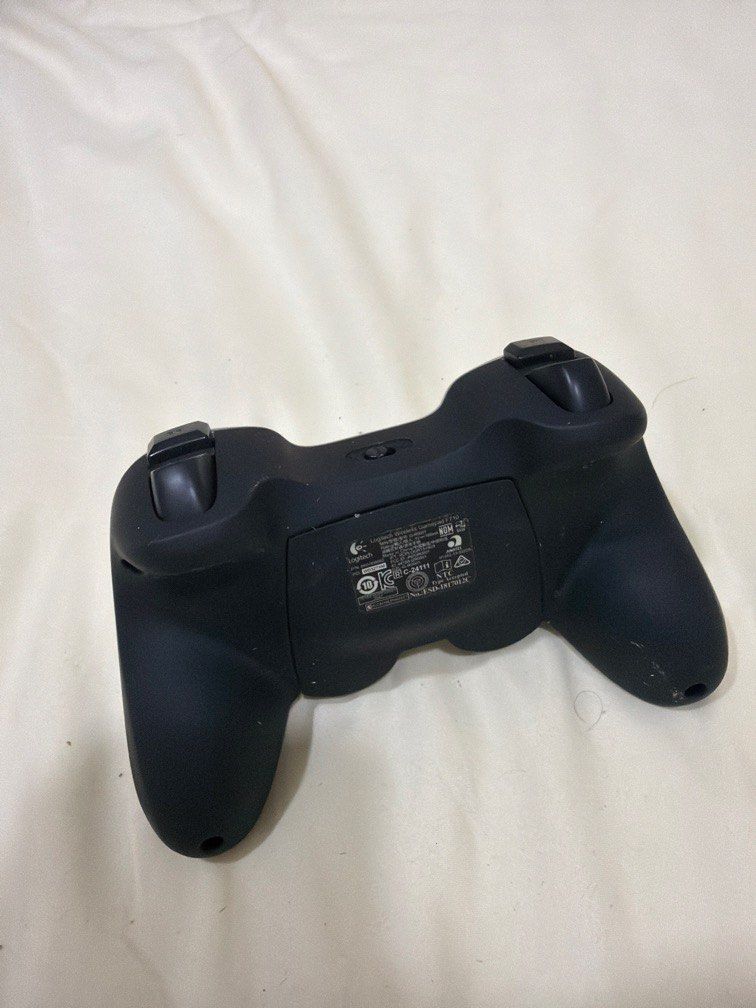 Logitech wireless controller (Category: Controllers) located in Pasir Gudang. Submitted by hyeqalkhairuddin77 (Listing ID 1430381088, Image 2). Description: .