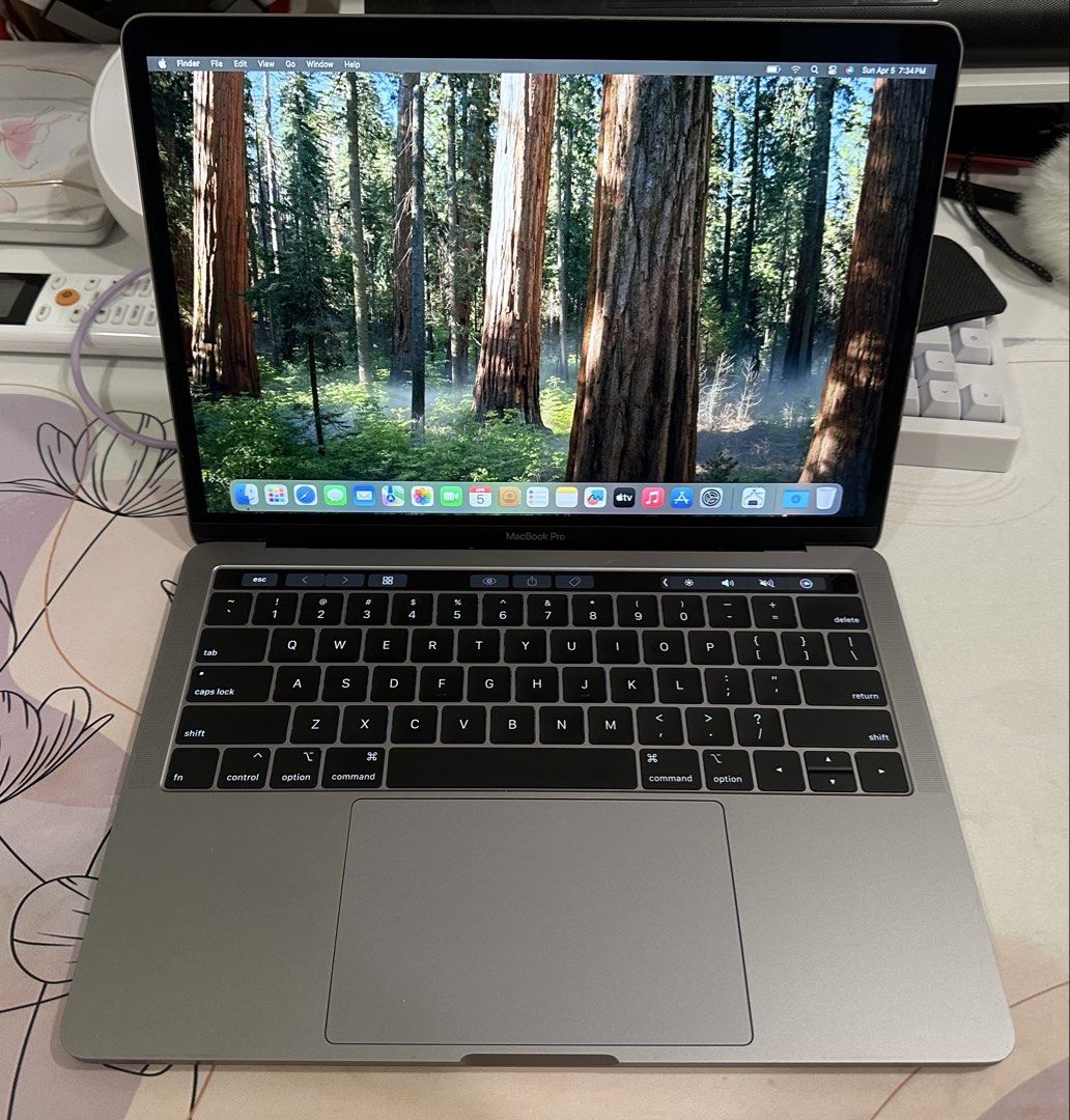 Macbook Pro 13 Inch 2019 with Touch Bar420598524706170880
