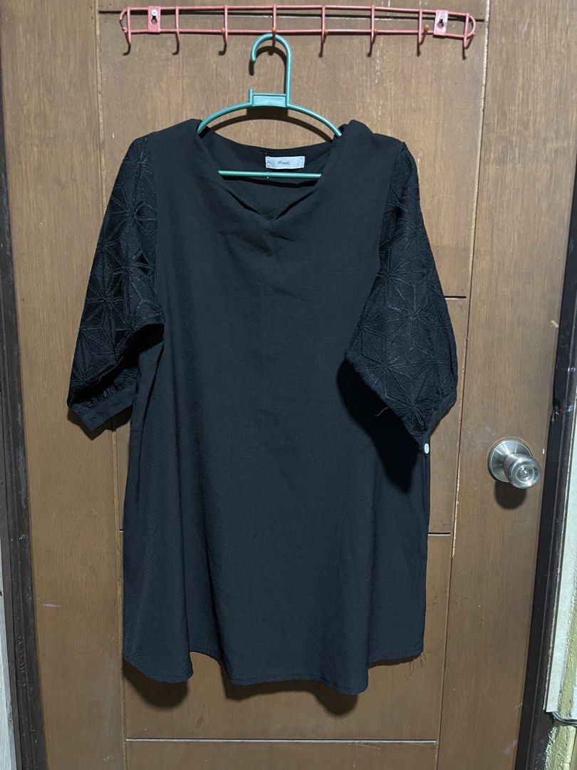 Maguki Black Blouse with Lace Sleeves (Category: Blouses) located in Manila. Submitted by auchive (Listing ID 1430293706, Image 1). Description: .