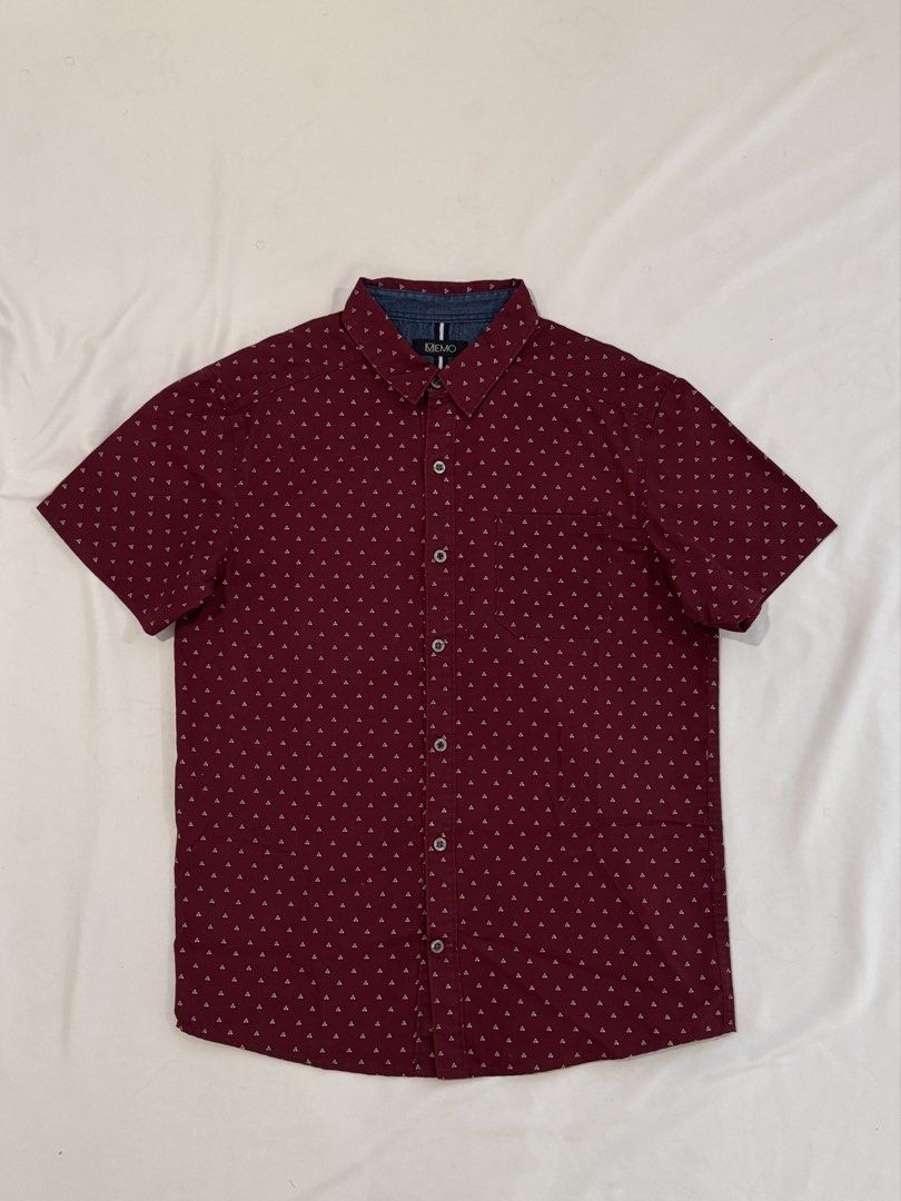 MEMO Maroon Shirt - S (Category: Tshirts & Polo Shirts ) located in Paranaque City. Submitted by anmangle (Listing ID 1430219352, Image 1). Description: Size: Small * W: 19” * L: 26” Color: Maroon (primarily) Pre-loved Issue: Old RFS: decluttering Shipping only 🛵 PM for more details 📩 [Carousell-generated description] •Maroon short sleeve shirt from Memo. •Features a small white triangle pattern. •Has a denim-like collar. •The shirt is a size s