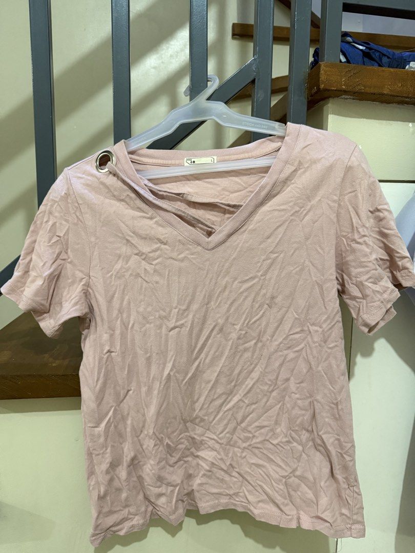 MG Small Pink V-Neck T-Shirt (Category: Shirts) located in Manila. Submitted by heyimliz (Listing ID 1430337515, Image 2). Description: .