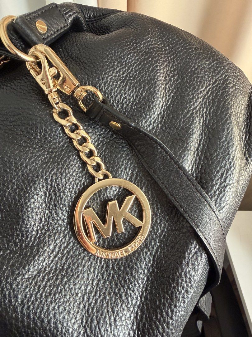 Michael Kors Black Bucket Bag with Chain Strap (Category: Luxury Bags & Wallets) located in Marikina City. Submitted by ukayshopping (Listing ID 1430218334, Image 3). Description: Authentic MK 2 Way Chain Bag Pebble Leather With slight signs of usage No chipping Marikina .