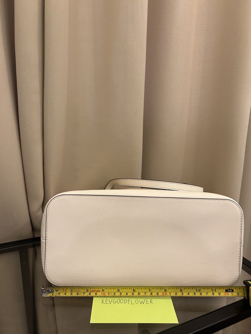 Michael Kors jetset tote Bag (Category: Luxury Bags & Wallets) located in Pasay City. Submitted by kevgoodflower (Listing ID 1430306026, Image 3). Description: MK Jetset Tote Bag Bought at Michael Kors CA outlet Off white (also available in light pink) Gold hardware Nylon interior lining Tags intact .