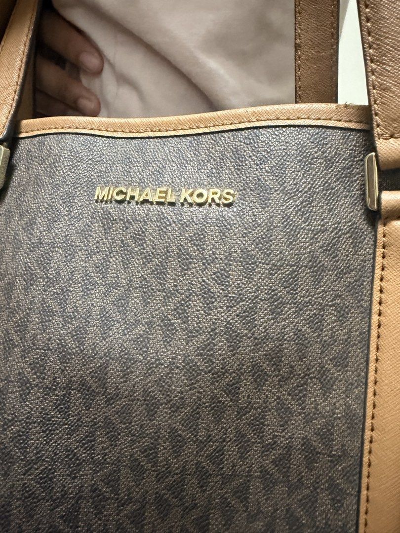 Michael Kors Tote Bag with Laptop Compartment (Category: Tote Bags) located in Quezon. Submitted by checaslang (Listing ID 1430337778, Image 3). Description: decluttering..super sale na super nice and very nice pa.