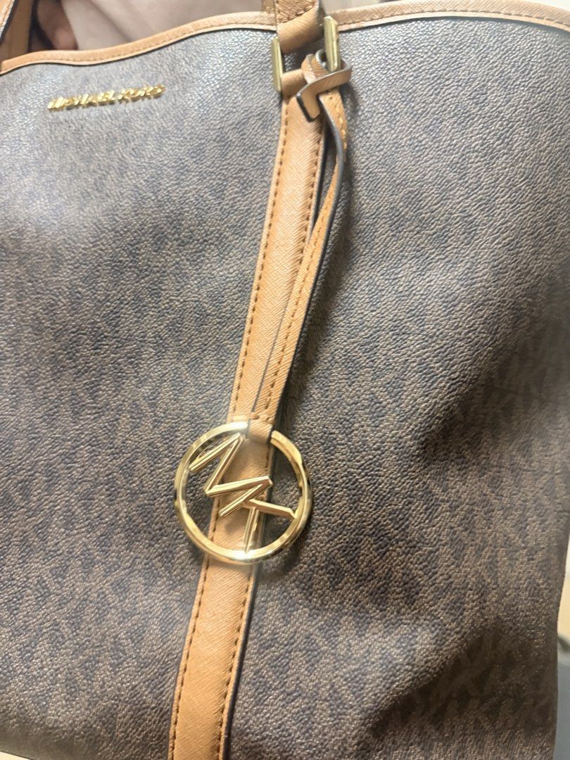 Michael Kors Tote Bag with Laptop Compartment (Category: Tote Bags) located in Quezon. Submitted by checaslang (Listing ID 1430337778, Image 2). Description: decluttering..super sale na super nice and very nice pa.