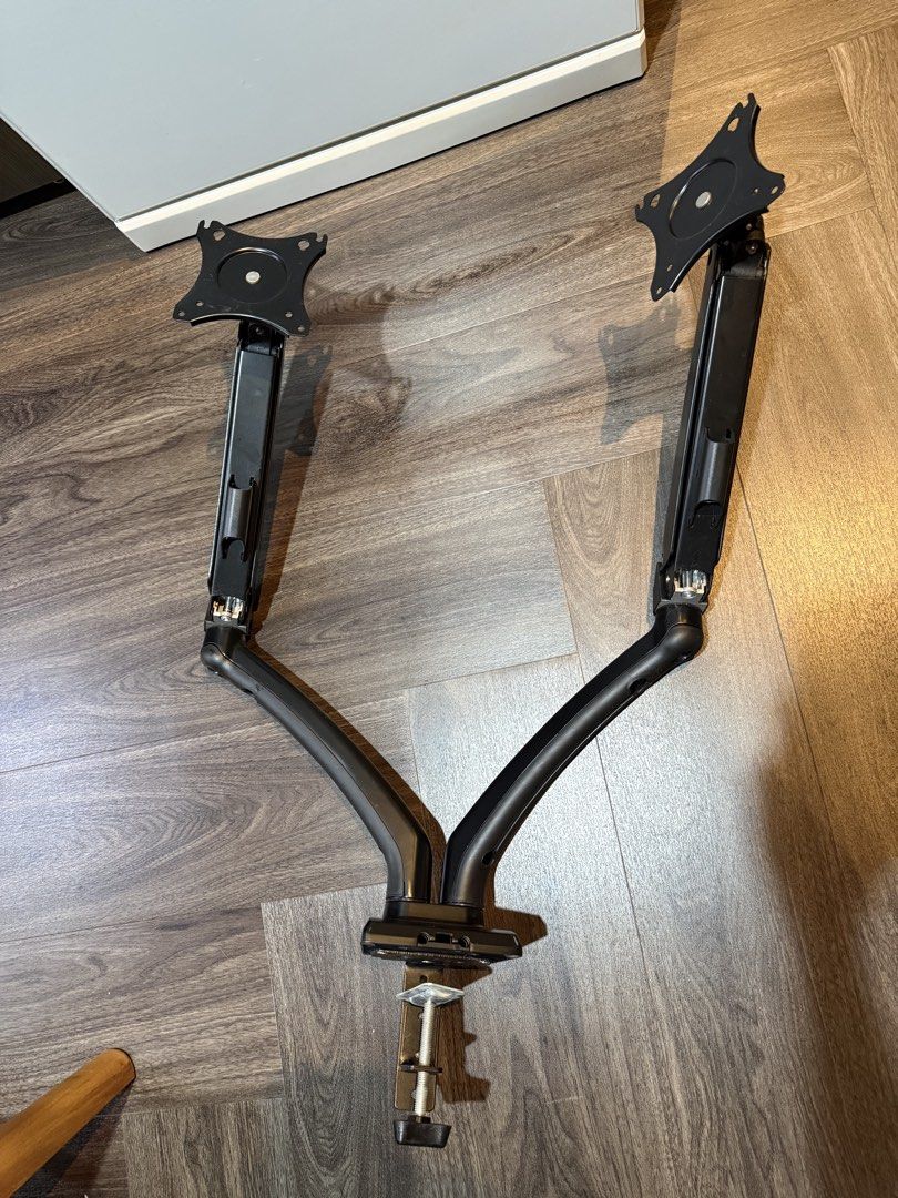 Monitor + arm447810869186406401