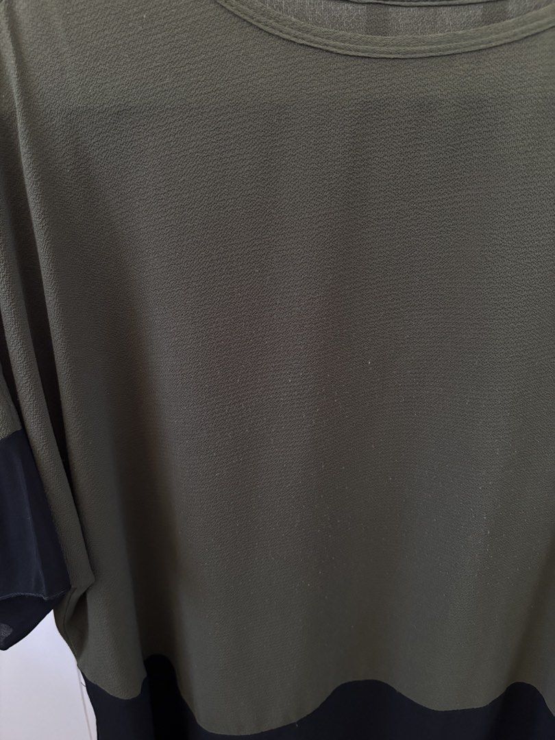 Olive Green and Black Color Block Top (Category: Sleeveless) located in Bacoor. Submitted by alyxcoll (Listing ID 1430299873, Image 2). Description: ✨ fits M-L ✨ lightweight, breathable to wear ✨ black part is made from sheer material; see through ✨ a part of the slit got ripped off but not noticeable from a far (check pic) price is negotiable delivery: lbc, j&t, ggx only.