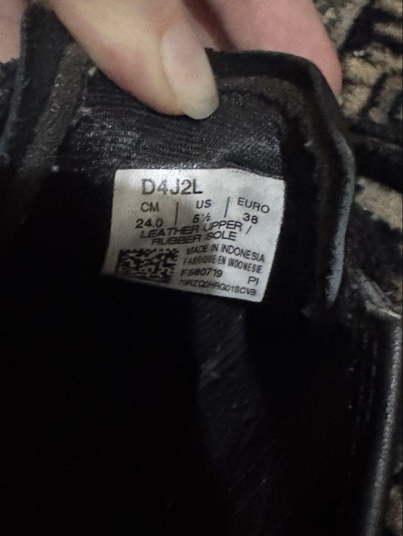 Onitsuka Tiger Black Lace-Up Shoes (Category: Sneakers) located in Manila. Submitted by keishdbom (Listing ID 1430393085, Image 2). Description: 24cm measurement (US 5.5, EU 38) - only needs cleaning, no other flaw No lowballing. .