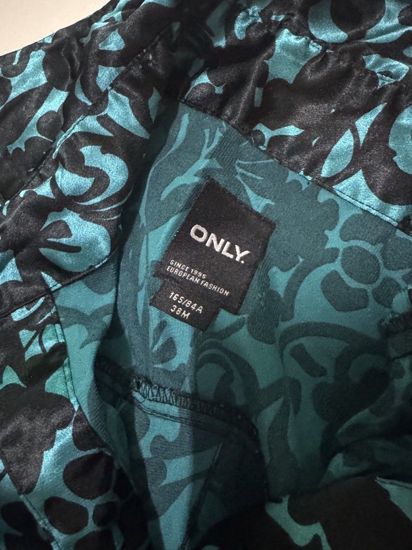 ONLY Teal and Black Floral Blouse (Category: Blouses) located in Balanga. Submitted by psyche1221 (Listing ID 1430326379, Image 1). Description: May fit small to semi medium. Pwedeng pang formal din kasi parang satin ang dating nya. .